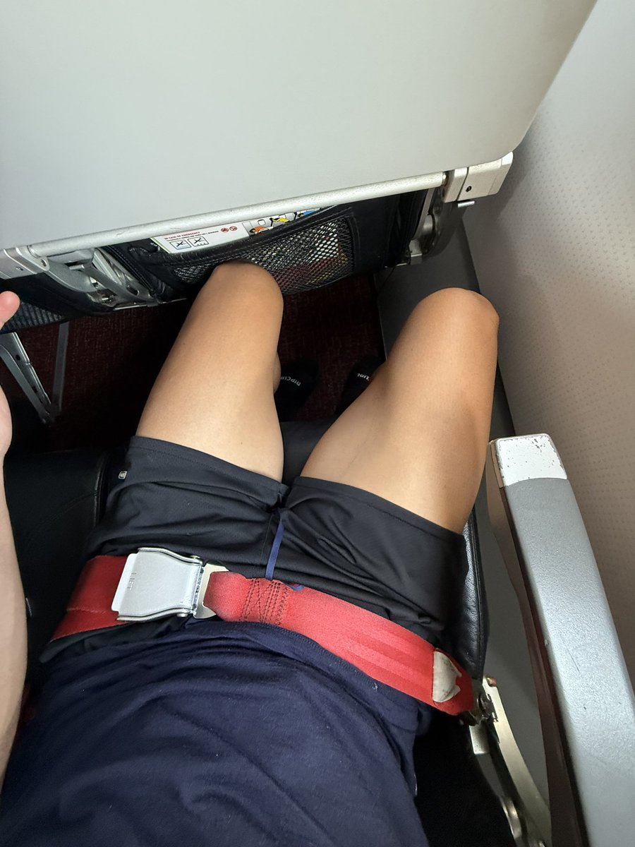 เข่าชนเบาะหน้าละพี่…มันยาวอ่ะค่าบบ แฮร่ๆ🤫🤭
🛫🏝️📸