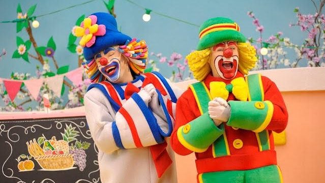 brasilscenes's tweet photo. 🚨 Patati Patatá estão de volta às manhãs do SBT! A dupla comandará o novo programa infantil que estreia em breve, das 9h às 11h.

A atração pode se chamar #BomDiaECia ou #SessãoDesenho. Haverá, além de desenhos, séries e brincadeiras. 

Via Flávio Ricco https://t.co/rWGqtIVbRS