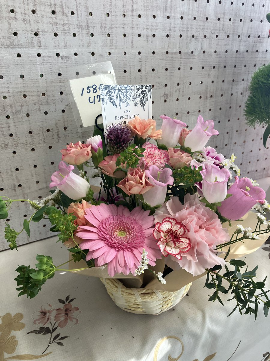 花鉢、アレンジコーナーより
母の日用に心を込めて作成中です。皆様のご来店お待ちしております。