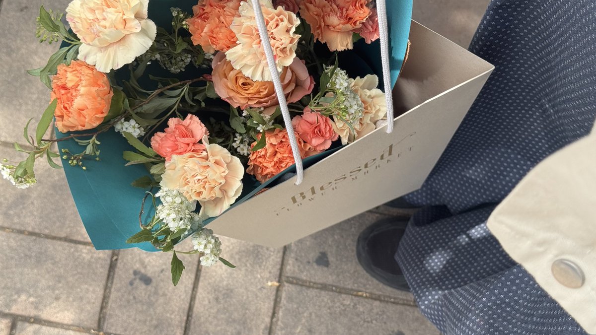 whydobird_'s tweet photo. 어버이날 카네이션도 사고 뮤지컬 빨래도 봤다 https://t.co/G5f5nyHYT4