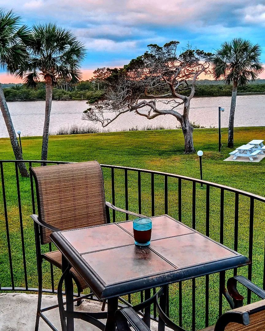 PyramidDJs's tweet image. 🌅 Close to sunset, and a glass of cold iced tea at 7:30 pm from the bedroom balcony at my intercoastal waterway home. 🏝 Tropical paradise found, wish you were here. 🌠