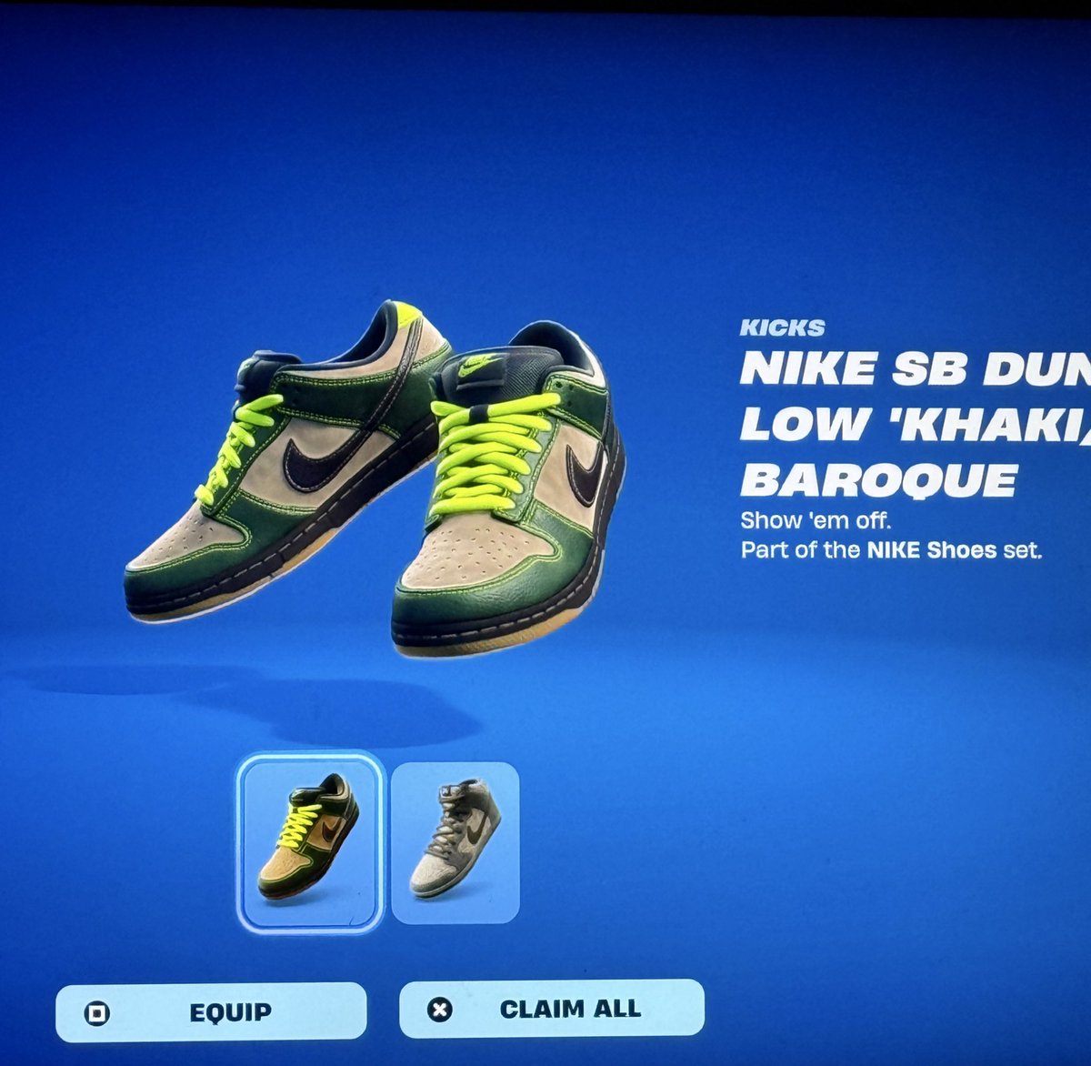 bdrake25's tweet image. Had to, a top 10 sneaker all time for me. Will likely never have a physical pair but I suppose this is the next best thing @dotSWOOSH 🔥🔥