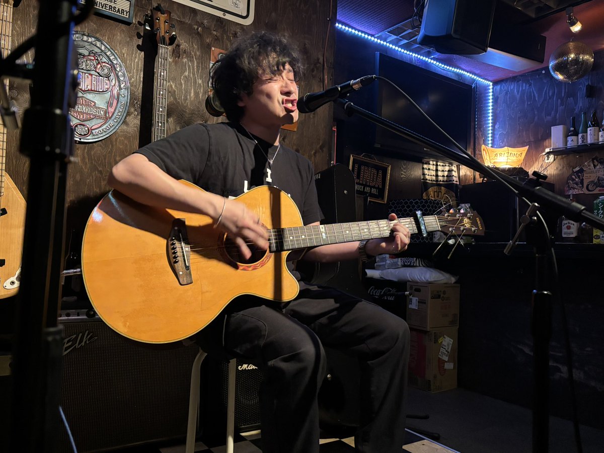 mamoru_rikishi's tweet image. 昨夜はよーへいさん（破滅ENGINE）
ライブでした❣️

ステージ上から
力士の誕生日をお祝いしていただき
感謝感激😭❤️

そして誕生日プレゼントとして、
なんと❣️ザ世界大戦ズ時代の
ステージ衣装（法被）もらった😳❤️

写真は承継の儀🎁
写真を観た奥さん曰く、
「まもが着ると黒子みたい」
うーむ🤣笑