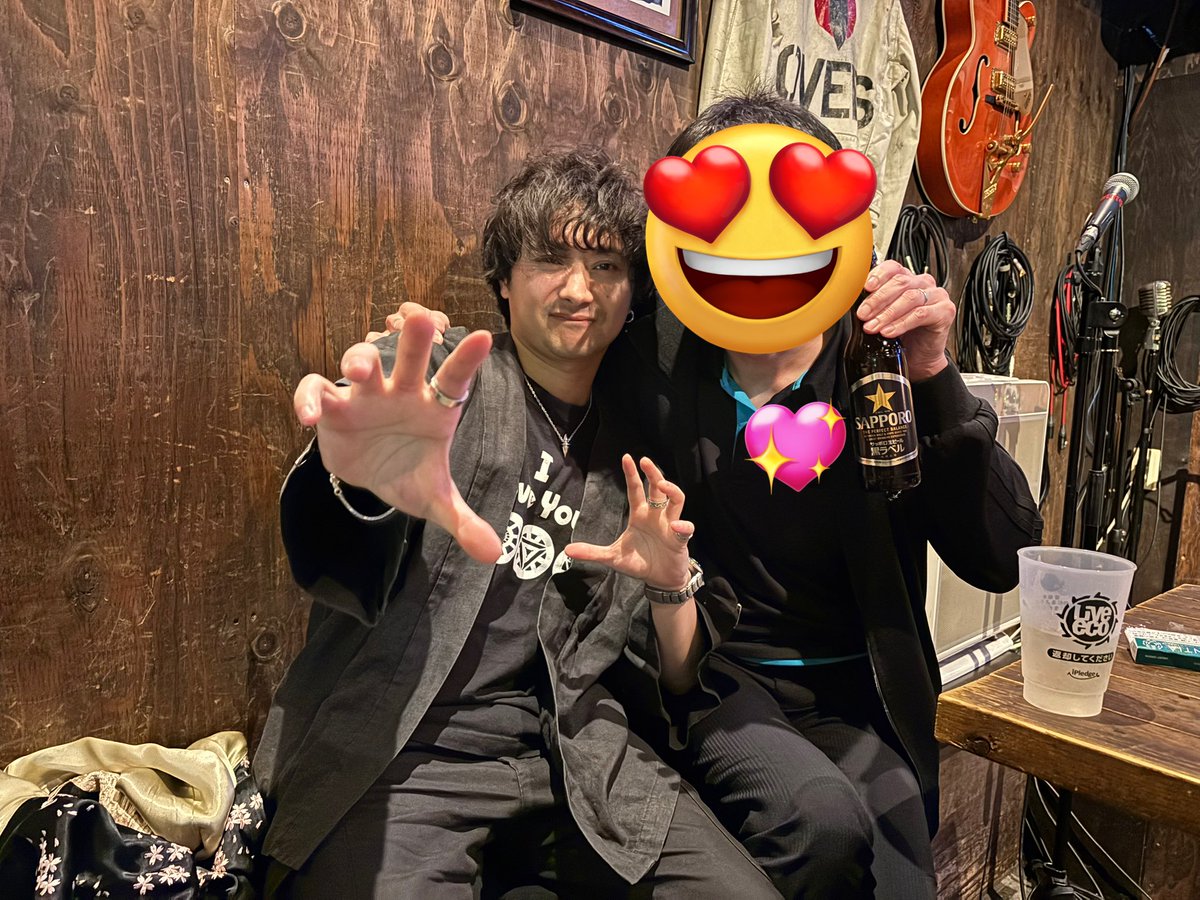 mamoru_rikishi's tweet image. 昨夜はよーへいさん（破滅ENGINE）
ライブでした❣️

ステージ上から
力士の誕生日をお祝いしていただき
感謝感激😭❤️

そして誕生日プレゼントとして、
なんと❣️ザ世界大戦ズ時代の
ステージ衣装（法被）もらった😳❤️

写真は承継の儀🎁
写真を観た奥さん曰く、
「まもが着ると黒子みたい」
うーむ🤣笑