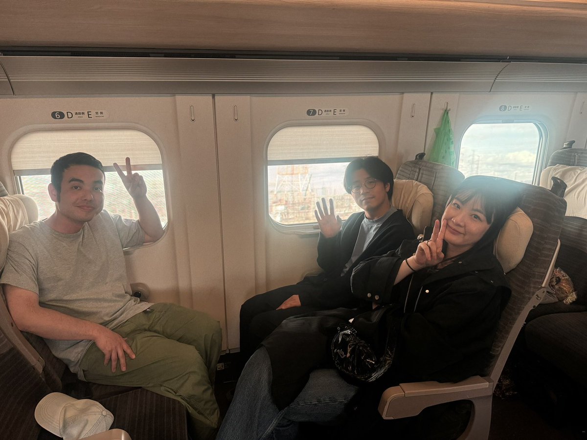 shota3mawx's tweet image. 実は同い年シリーズ

「はやぶさ60号車内にて、」

#西野恵未
#田村健太郎

#新幹線大爆破