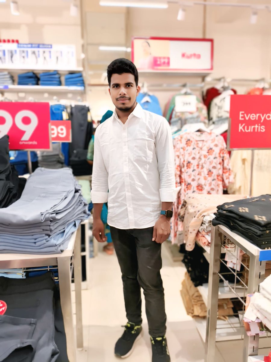 हम भी रह चुके हैं अज़ीज़ किसी के,,
वाकिफ हैं हम भी चार दिन की मोहब्बत से,