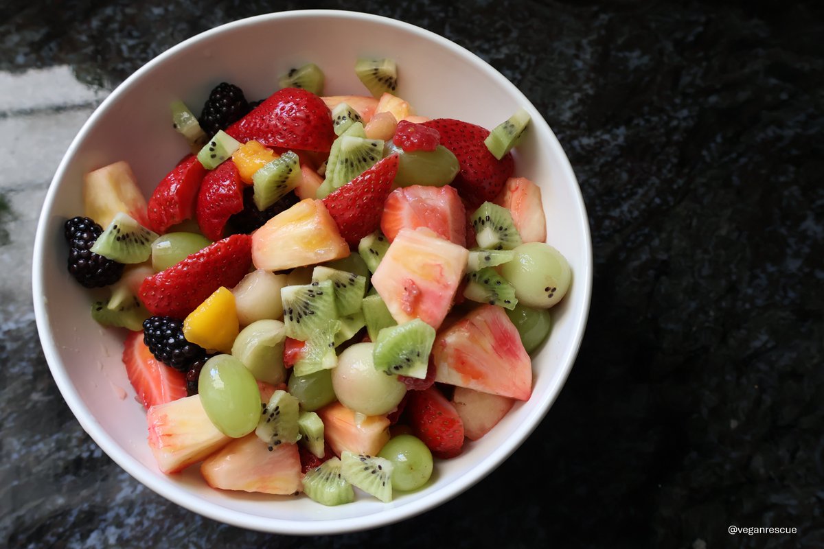 veganrescue's tweet photo. Fruit Salad! 
Full recipe on the blog ~ 
https://t.co/C1lqrH3Of7

#vegan #raw #vegetarian #rawvegan #fruitsalad #fruit #pineapple #kiwi #berries #breakfast https://t.co/xf1gGyN82H