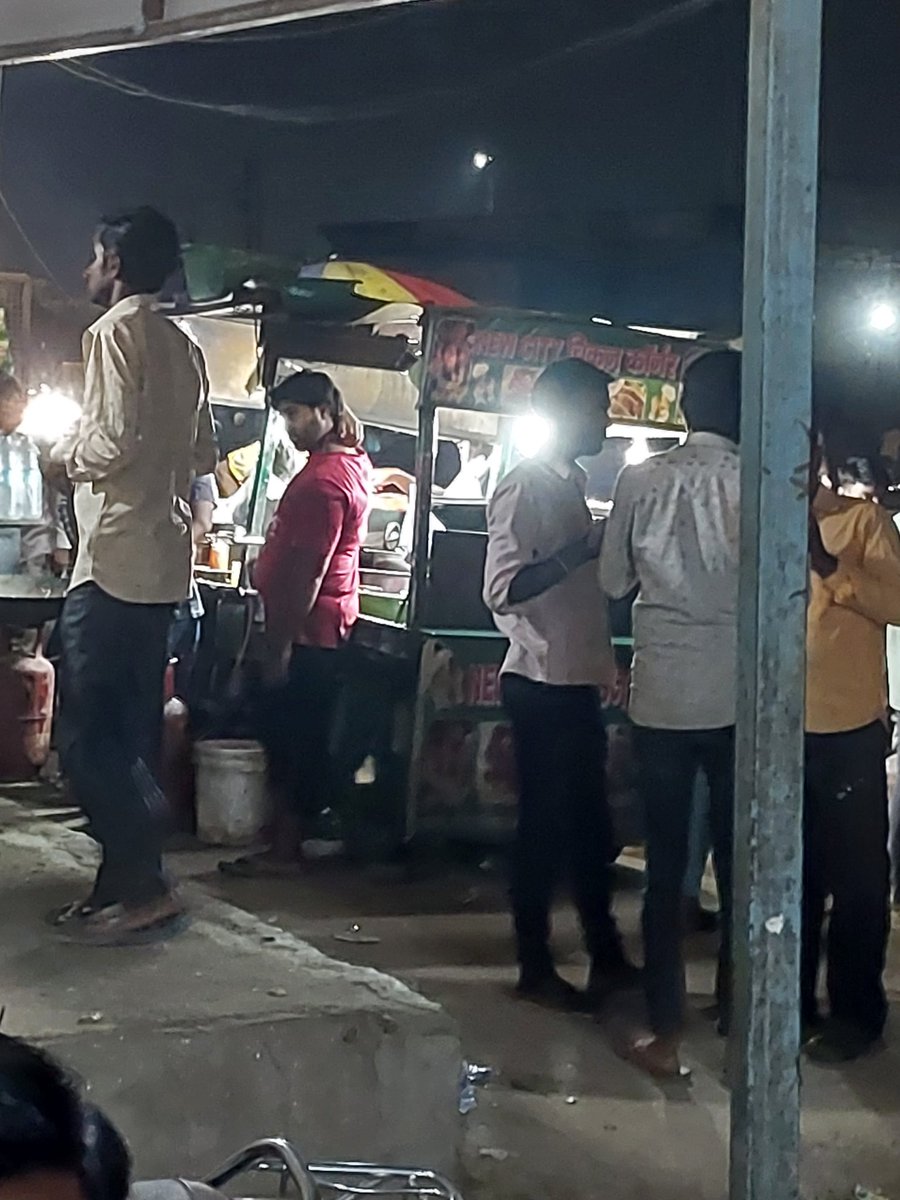 GyanBhardwaj8's tweet photo. #CeoNoida @noida_authority @OfficialGNIDA @dmnoidacircle मान्यवर यह नोएडा का रूपवास बाईपास के सामने के दारू ठेकों का हाल है। जहां रोड पर कुछ ठेले जिन पर मीट बिकता है। टेलो के सामने हनुमान जी का मंदिर भी है। वहां पर निरंतर रूप से रोड पर दारू पिलाई जाती है। जिससे आने-जाने वाली महिलाये ब बच्चियों,आम आदमियों का निकलना दूबर है। पुलिस प्रशासन कोई कार्रवाई करने को तैयार नहीं है। अब मेरा नोएडा अथॉरिटी से कहना है।आपकी जमीन पर अवैध रूप से कारोबार हो रहा है उस पर तुरंत कार्रवाई करने की कृपा करें। जिसके कारण आम आदमियों का रोड से निकलना सुनिश्चित हो सके।