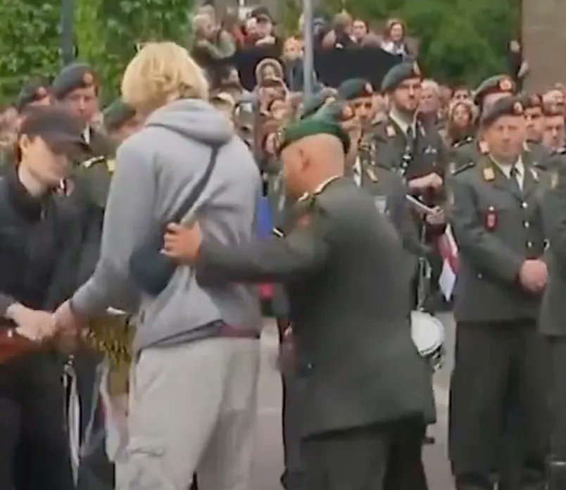 Voor de vroege vogels

buttkicken.nl/2025/05/09/bri…