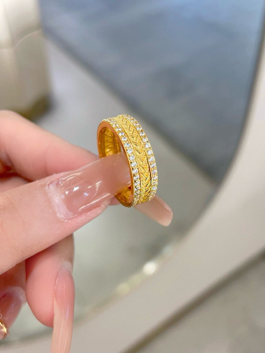 fishhappybyself's tweet photo. 新品花丝风雨桥窄版戒指✨
编织纹路复古感满满~质感又高级🔥
金重:6.9g↔️

 #黄金 #戒指 #母亲节 https://t.co/fGGFMYr96C