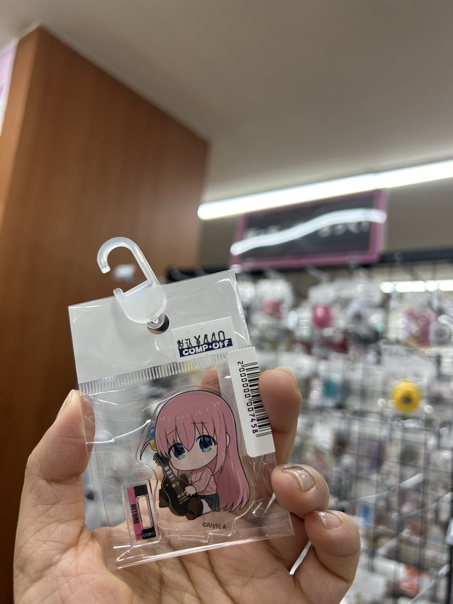 toyamano_yoshie's tweet photo. マリエとやまのBOOKOFFでぼっちちゃんのアクスタを買ったよ🎸
かわいい🩷
#マリエとやま
#BOOKOF
#COMPOFFPLUS
#ぼっち・ざ・ろっく 
#TSCアンバサダー https://t.co/agjQwVy17J