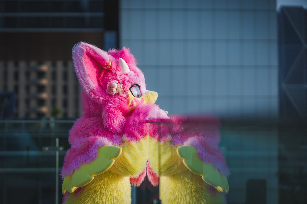要到什麼時候
才能和大家再次相見呢？
📷<a href="/ROOFnMILUO1011/">萊恩-ミロ＆ポル &ルーフ/ NEXT→UTFG 2025</a>
#FursuitFriday