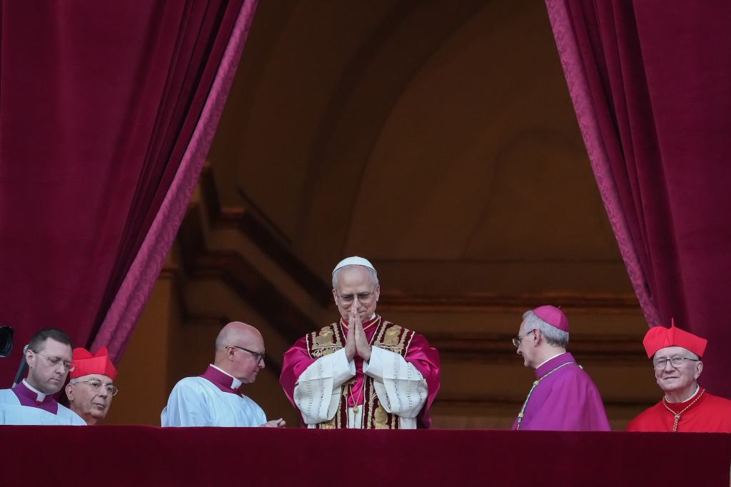 ✝️ Pope Leo XIV, the first American Pontiff, told the cheering crowds, “United and hand in hand with God, let us advance together.”

Find out more:
👉 ow.ly/LrMw50VPLxe

Photo by Christopher Furlong / Getty Images

#societyofjesus
