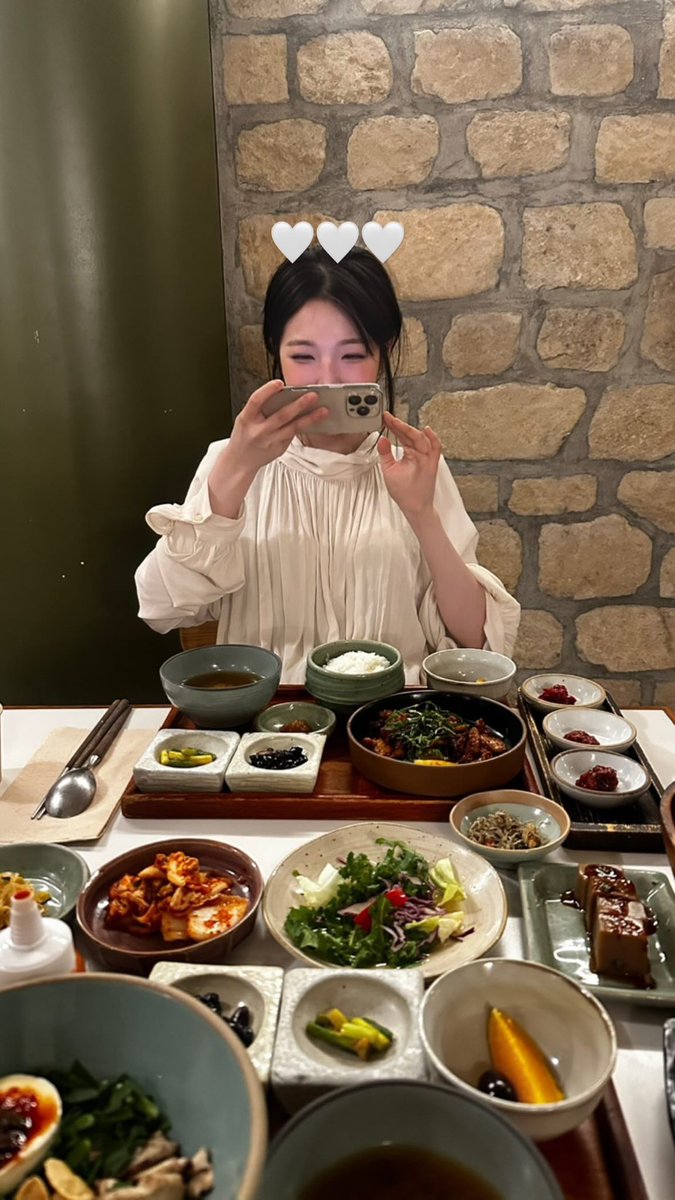 fromisbase's tweet photo. Gyuri shares some pictures with Jiheon from their yesterday hangout. https://t.co/3nEyIaImAO