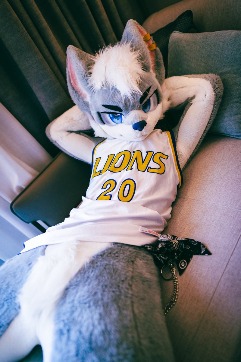Let me have a rest ~

#FursuitFriday