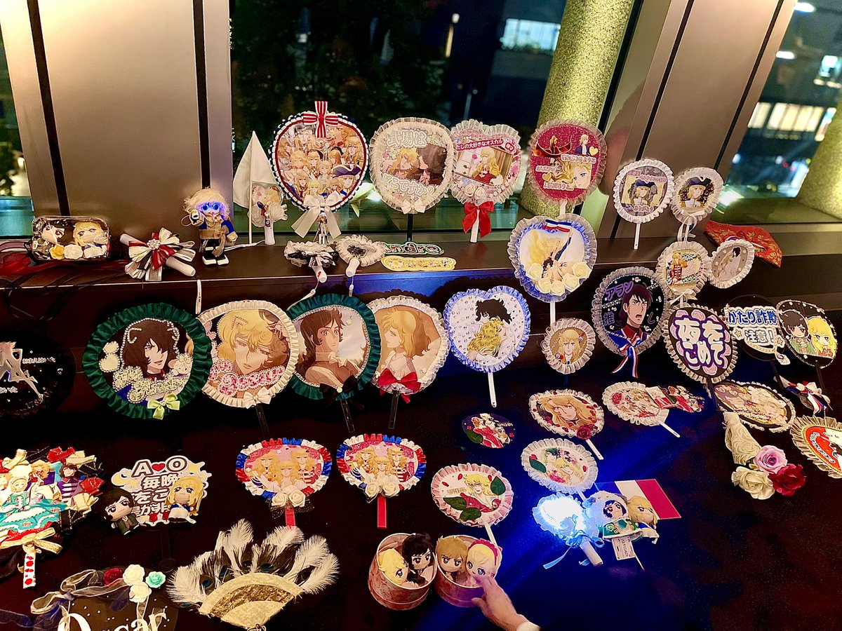 yumenekoloveyou's tweet photo. 📣🇫🇷 7月14日に会いましょう❗️が合言葉となった、昨晩のベルサイユのばら応援上映🔔🌹✨

 昨晩の応援上映は、ご縁を頂いた皆さまにお会いする事もできる✨本当に素晴らしいひとときでした☺️ SNSがあって良かったを噛み締めております

 映画館では、シトワイヤン・シトワイエンヌの皆さまと『自由な心のまま✨心をひとつにして』ベルサイユのばら映画を目一杯楽しみました💖（※無念にも参加できなかった、“想いを託してくださった皆さま”の心も共に！です）

 今月は秋葉原でも応援上映や通常上映が行われますし☺️、当初は参加される方がバラけた印象はありましたが、最後にはお席も△表示になり👏お席も埋まっておりました
 快挙と言えるのではないでしょうか

 いつも🇫🇷国旗をたくさん用意してくださる にょろこさん@s_nyoroko のお陰もあってか、映画館会場一杯に振られるフランス国旗の姿は、大変感慨深いです
 後援である フランス大使館@ambafrancejp_jp @ifjapon アンスティチュ・フランセにも、🇫🇷国旗がはためき、フランスの理念に涙するベルばら会場の姿が届いて欲しいな…と思います

 ✨７月14日✨は多くの意味で大切な日ですので、ぜひTOHOシネマズ@toho_official @tohocinemas_m 日比谷で上映をして頂けたらと、心の底から祈るばかりです（※この日は本当に特別なので全国だと🔥🥺嬉しいです）

 何卒よろしくご検討のほど、お願い申し上げます
 
 公式@verbara_movie から、７月14日🇫🇷のお知らせ📢が来る事を願って✨
 
 最後に、今回の応援上映を企画してくださった方々全てに厚く御礼申し上げます🌹

#全国でベルばら映画応援上映をしたい #ベルサイユのばら