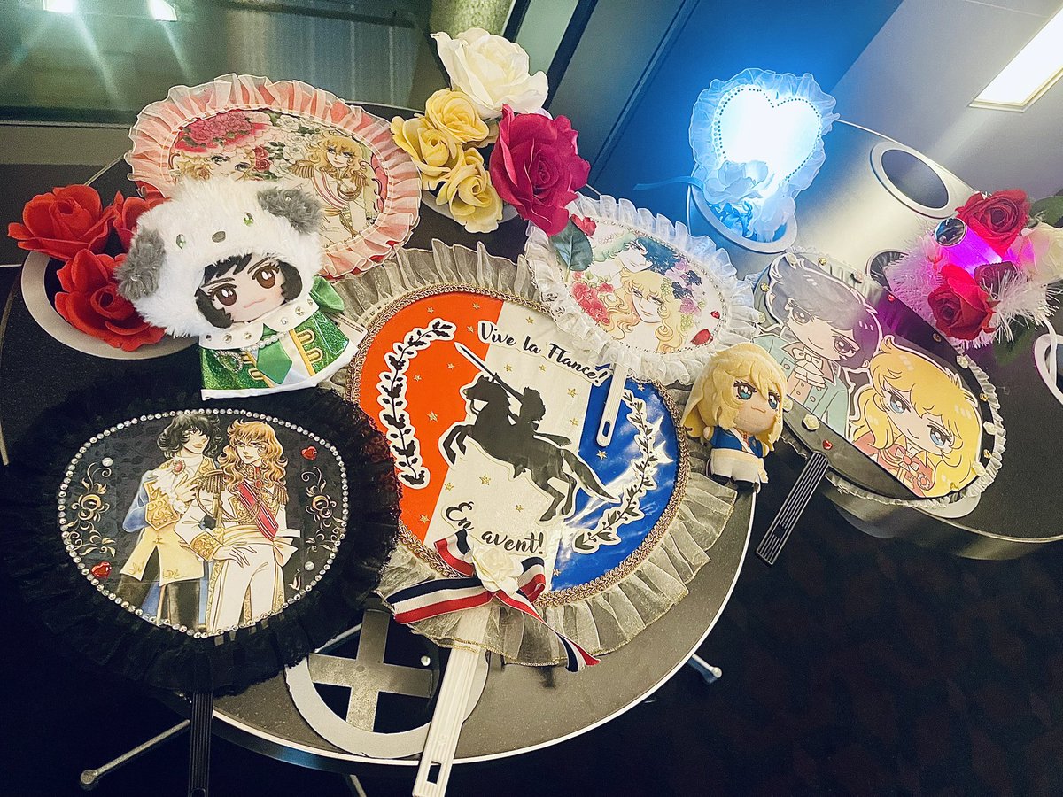 yumenekoloveyou's tweet photo. 📣🇫🇷 7月14日に会いましょう❗️が合言葉となった、昨晩のベルサイユのばら応援上映🔔🌹✨

 昨晩の応援上映は、ご縁を頂いた皆さまにお会いする事もできる✨本当に素晴らしいひとときでした☺️ SNSがあって良かったを噛み締めております

 映画館では、シトワイヤン・シトワイエンヌの皆さまと『自由な心のまま✨心をひとつにして』ベルサイユのばら映画を目一杯楽しみました💖（※無念にも参加できなかった、“想いを託してくださった皆さま”の心も共に！です）

 今月は秋葉原でも応援上映や通常上映が行われますし☺️、当初は参加される方がバラけた印象はありましたが、最後にはお席も△表示になり👏お席も埋まっておりました
 快挙と言えるのではないでしょうか

 いつも🇫🇷国旗をたくさん用意してくださる にょろこさん@s_nyoroko のお陰もあってか、映画館会場一杯に振られるフランス国旗の姿は、大変感慨深いです
 後援である フランス大使館@ambafrancejp_jp @ifjapon アンスティチュ・フランセにも、🇫🇷国旗がはためき、フランスの理念に涙するベルばら会場の姿が届いて欲しいな…と思います

 ✨７月14日✨は多くの意味で大切な日ですので、ぜひTOHOシネマズ@toho_official @tohocinemas_m 日比谷で上映をして頂けたらと、心の底から祈るばかりです（※この日は本当に特別なので全国だと🔥🥺嬉しいです）

 何卒よろしくご検討のほど、お願い申し上げます
 
 公式@verbara_movie から、７月14日🇫🇷のお知らせ📢が来る事を願って✨
 
 最後に、今回の応援上映を企画してくださった方々全てに厚く御礼申し上げます🌹

#全国でベルばら映画応援上映をしたい #ベルサイユのばら