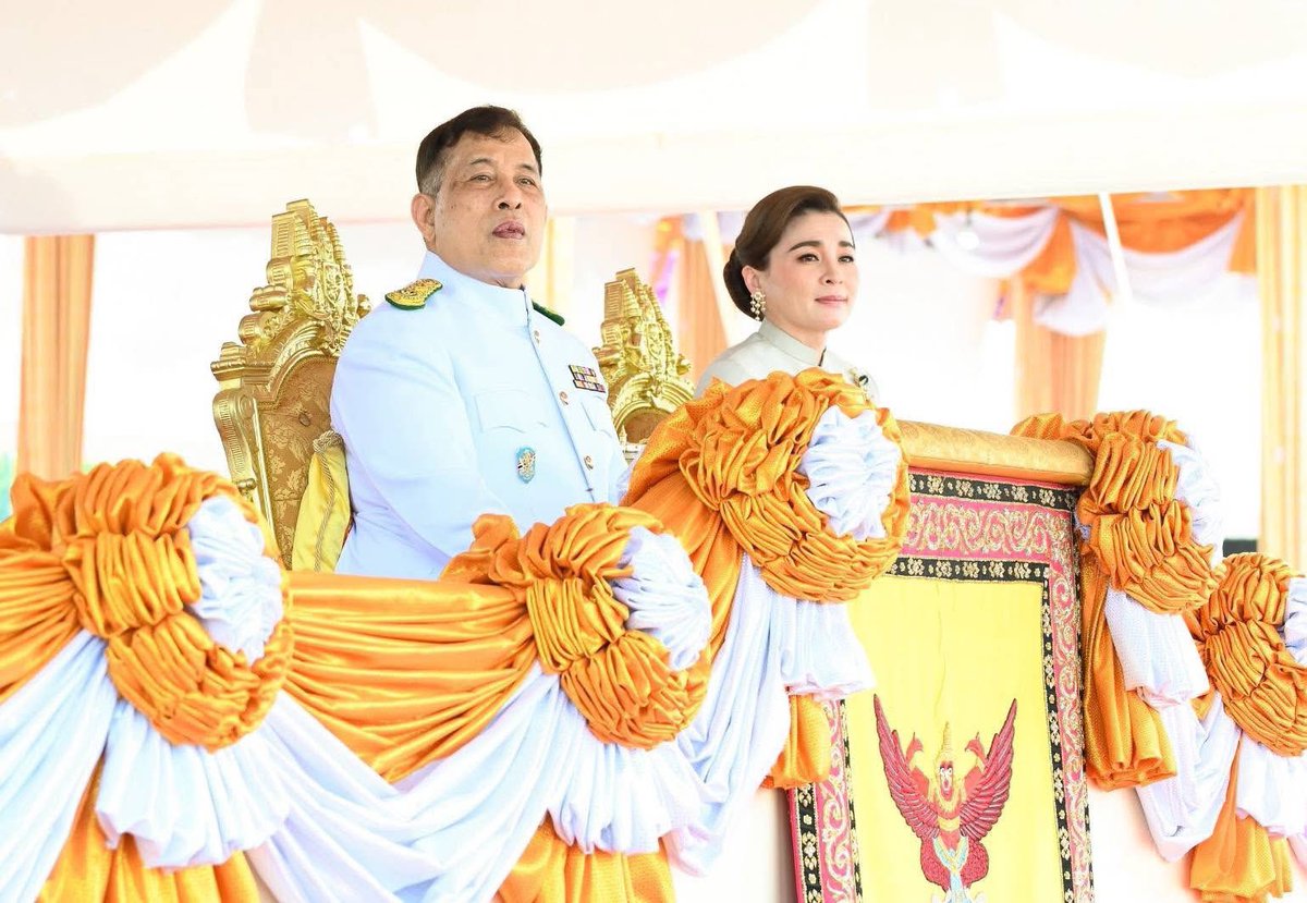 doirta_'s tweet photo. วันที่  ๙ พฤษภาคม ๒๕๖๘ เวลา ๐๘.๒๗ น. พระบาทสมเด็จพระเจ้าอยู่หัว และสมเด็จพระนางเจ้า ฯ พระบรมราชินี เสด็จพระราชดำเนินไปในการพระราชพิธีจรดพระนังคัลแรกนาขวัญ พุทธศักราช ๒๕๖๘ ณ  มณฑลพิธีท้องสนามหลวง
#ทรงพระเจริญ #สืบสานรักษาต่อยอด
#พระราชพิธีพืชมงคลจรดพระนังคัลแรกนาขวัญ https://t.co/IKBo631V1x