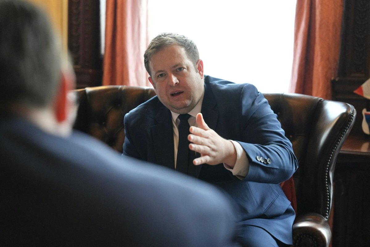 Im britischen Außenministerium sprach Minister <a href="/n_liminski/">Nathanael Liminski</a> mit <a href="/SDoughtyMP/">Stephen Doughty MP</a>, Staatsminister für Europa, Nordamerika &amp; Überseegebiete, über 🚅 die Idee einer durchgehenden Bahnverbindung von London nach Köln, 🤝 neue Städtepartnerschaften und 📈 wirtschaftliche Kooperationen.