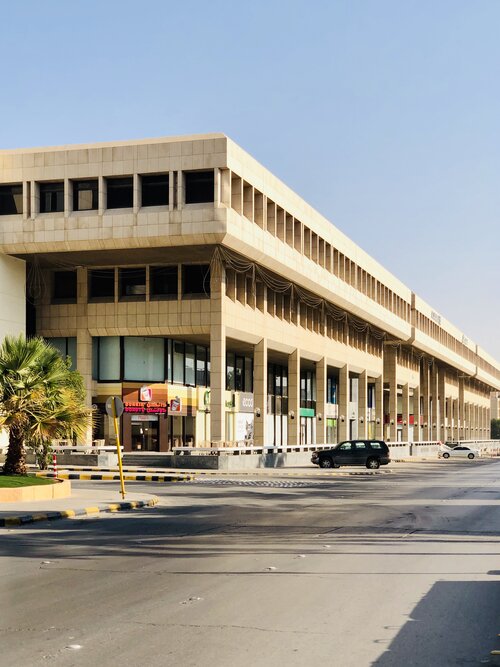 أسواق العقارية -العليا- تغلق أبوابها بعد 43 سنة من العمل.

- المالك: شركة العقارية السعودية -شركة مدرجة-
- تأسس هذا السوق عام 1982م (1403 هـ) و أٌغلق في عام 2025م.

- 160 متجر 🏬
- 1200 موقف للسيارات 🅿️

مبنى جميل و عتيق, تستغرب من عدم استمراره! أو المحافظة على طرازه.

أسواق