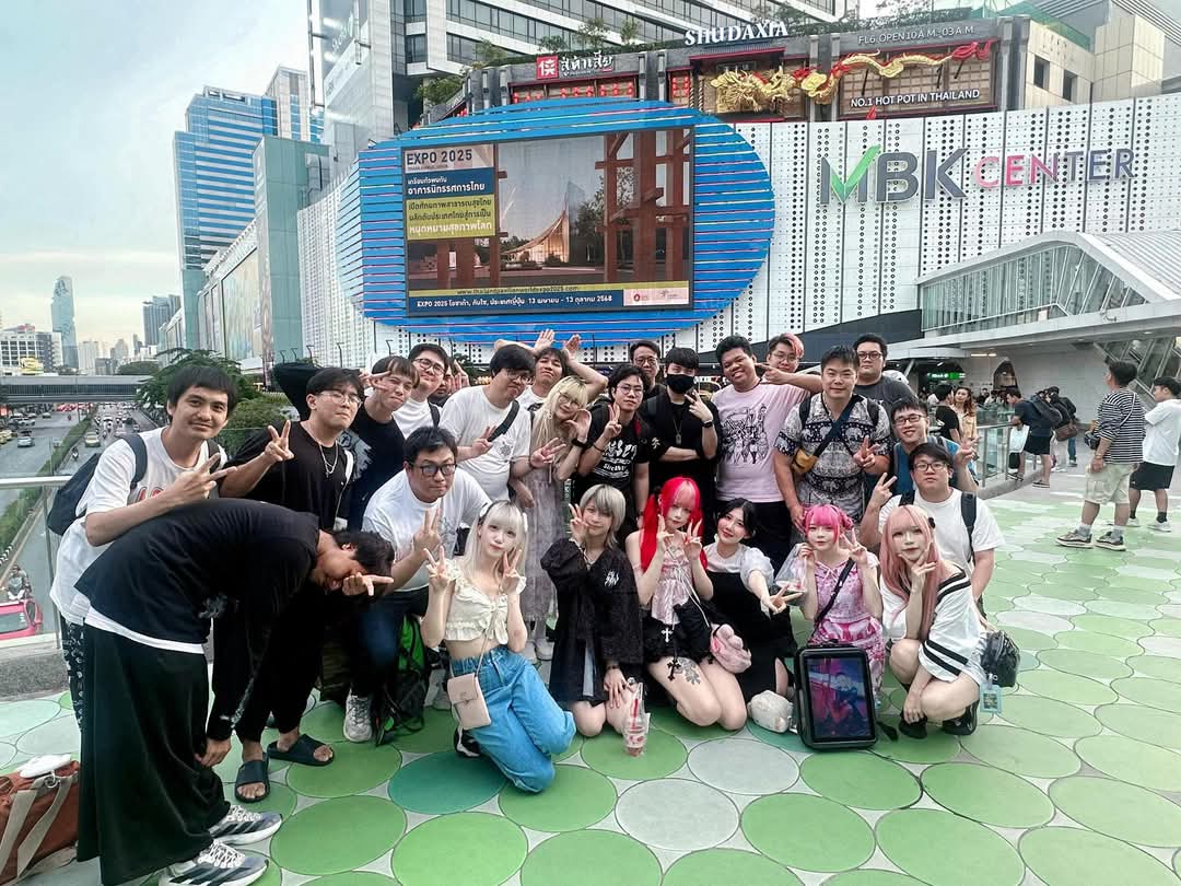 PondWorldOrder's tweet photo. タイ人にとって🇹🇭、Sentimental Kiss🪦 は初めてタイで人気を得た非日本のアイドルグループです。ステージは楽しくて熱狂的で、メンバーは日本語も上手です。日本で観る皆さんにも楽しんでいただけたら嬉しいです #SentimentalKiss
Spotifyには全7曲のうち4曲があります。
https://t.co/qZDQa4hM7B https://t.co/cyQfsCm4sf