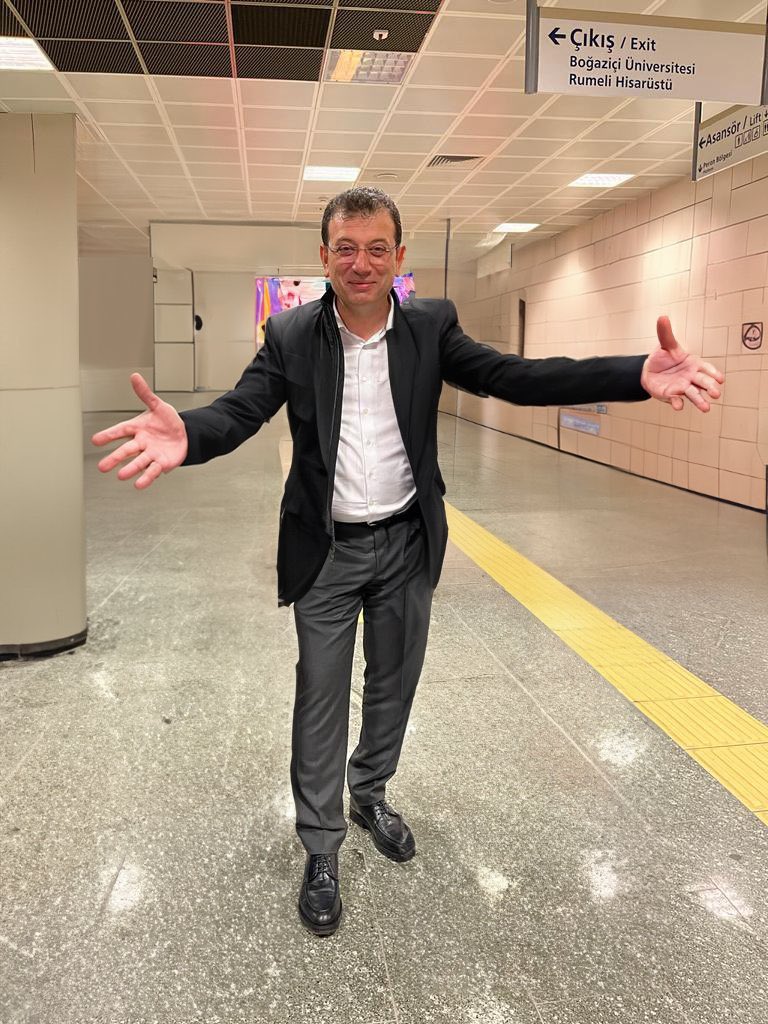Merhaba,
Ben Ekrem İmamoğlu;

Belediyenin tarikat ve cemaatlere peşkeş çektiği binaları geri alarak, binlerce öğrenciye ucuz ve kaliteli yurt yaptım.

Sadece birkaç yandaşa verilen bursları, onbinlerce üniversite öğrencisine vermeye başladım.

25 yıllık kirli düzeni bozup, halkın