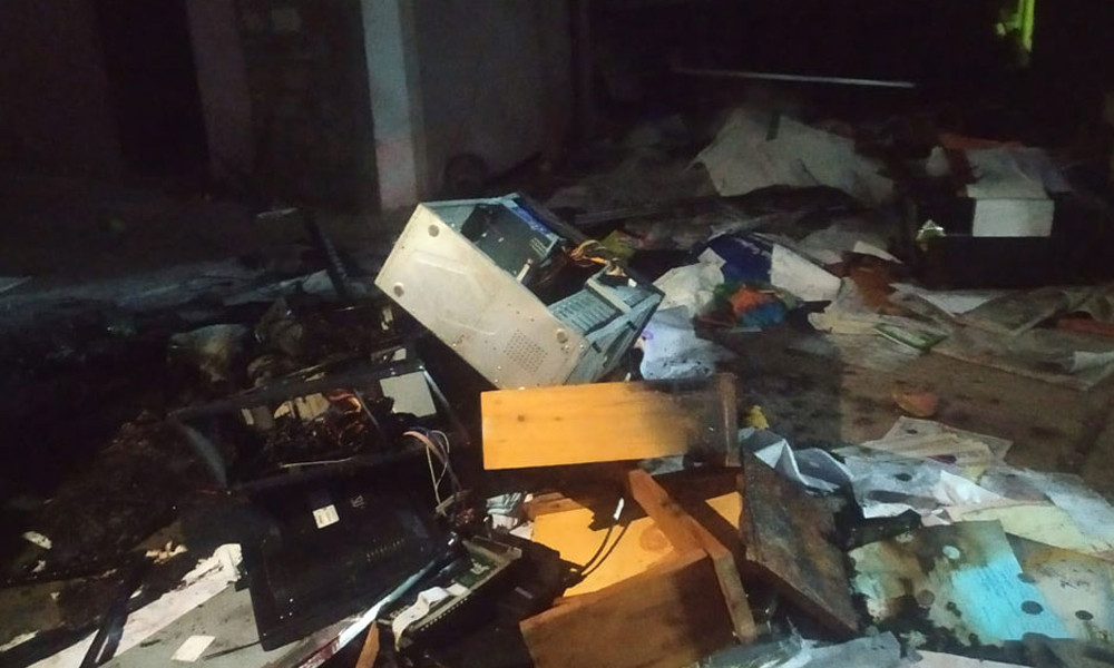 প্রধানমন্ত্রী উল্লেখ করে সংবাদ প্রকাশ: খুলনায় ‘দেশ সংযোগ’ পত্রিকা অফিসে হামলা ও অগ্নিসংযোগ