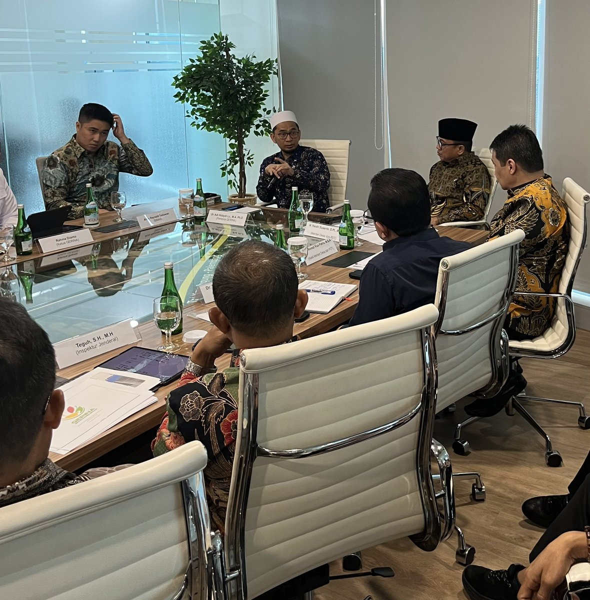 Koordinasi program antara Kemendes PDT dan Gerina (Gerakan Indonesia Menanam)

Mendes PDT Bpk <a href="/YandriSusanto27/">Yandri Susanto</a> dan Wamendes PDT Bpk <a href="/ArizaPatria/">Ariza Patria</a>  bersama Inisiator Gerina Ust. <a href="/AdiHidayatLcMa/">Adi Hidayat, Lc, MA</a> sedang berdiskusi mensinergikan program demi #bangundesabangunindonesia

<a href="/prabowo/">Prabowo Subianto</a>