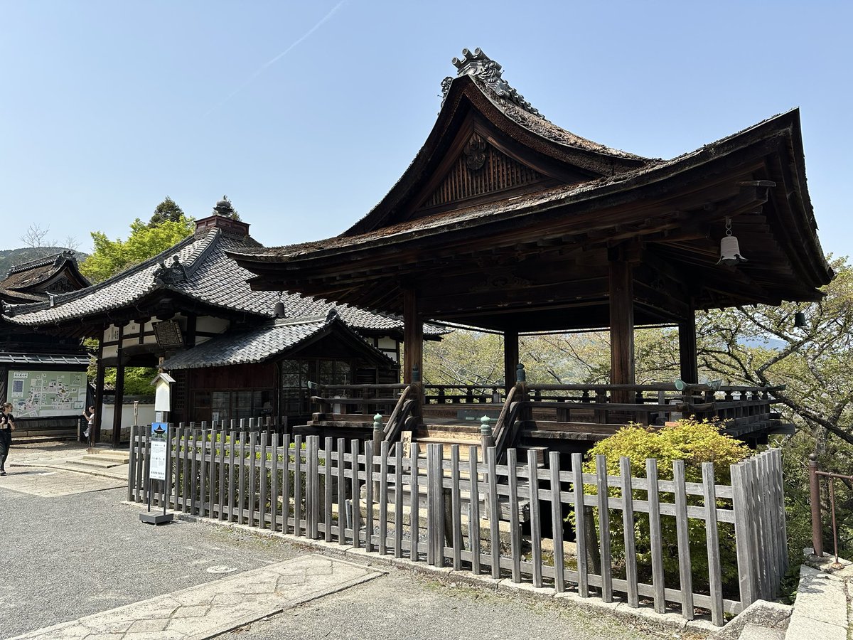 aimitadashi's tweet photo. さらに境内を南に歩き、毘沙門堂を見てから、観音堂へ。三井寺で有名なのは名鐘と観音様らしい。観音堂の周りの堂も全て重文であり、眺めも良く素晴らしい。その後、三井寺文化財収蔵庫を見学した。 https://t.co/SDiwzONKbw