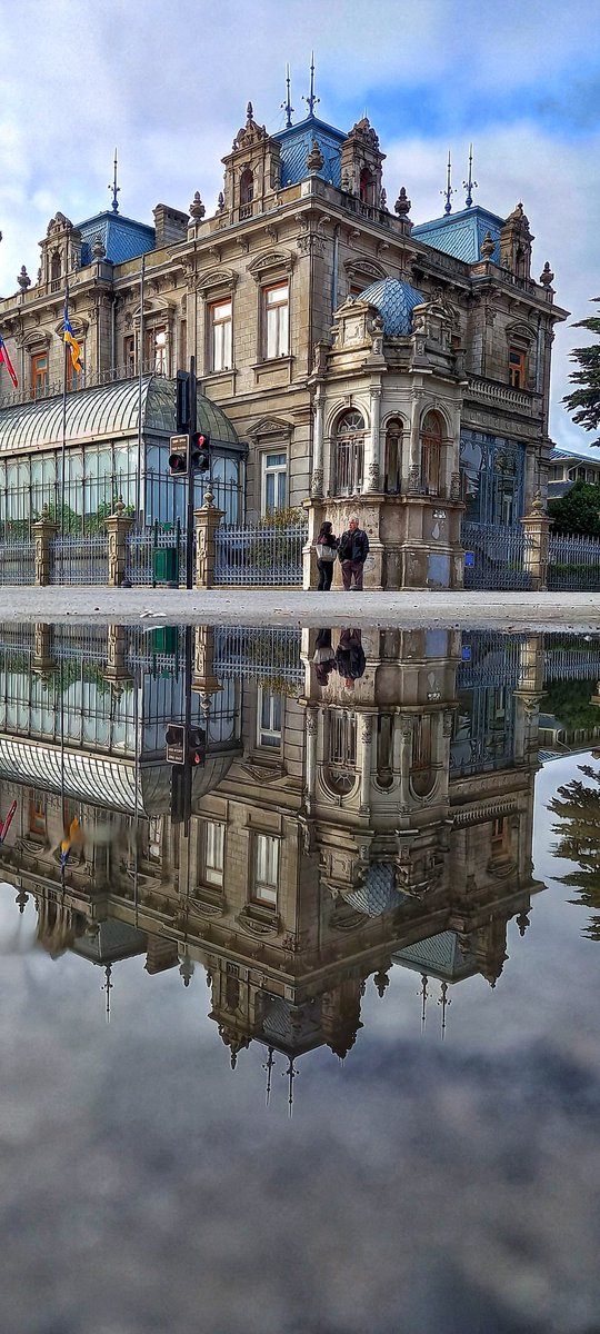 MAGALLANICO_68's tweet photo. #despiertaconchv buen viernes Kari y Pato.
Acá les dejo una postal del palacio Sara Braun después de la intensa lluvia que se dejó caer en Punta Arenas. 
Es increible lo que un charco de agua puede crear. 
Saludos. https://t.co/tsmP3vV3SJ