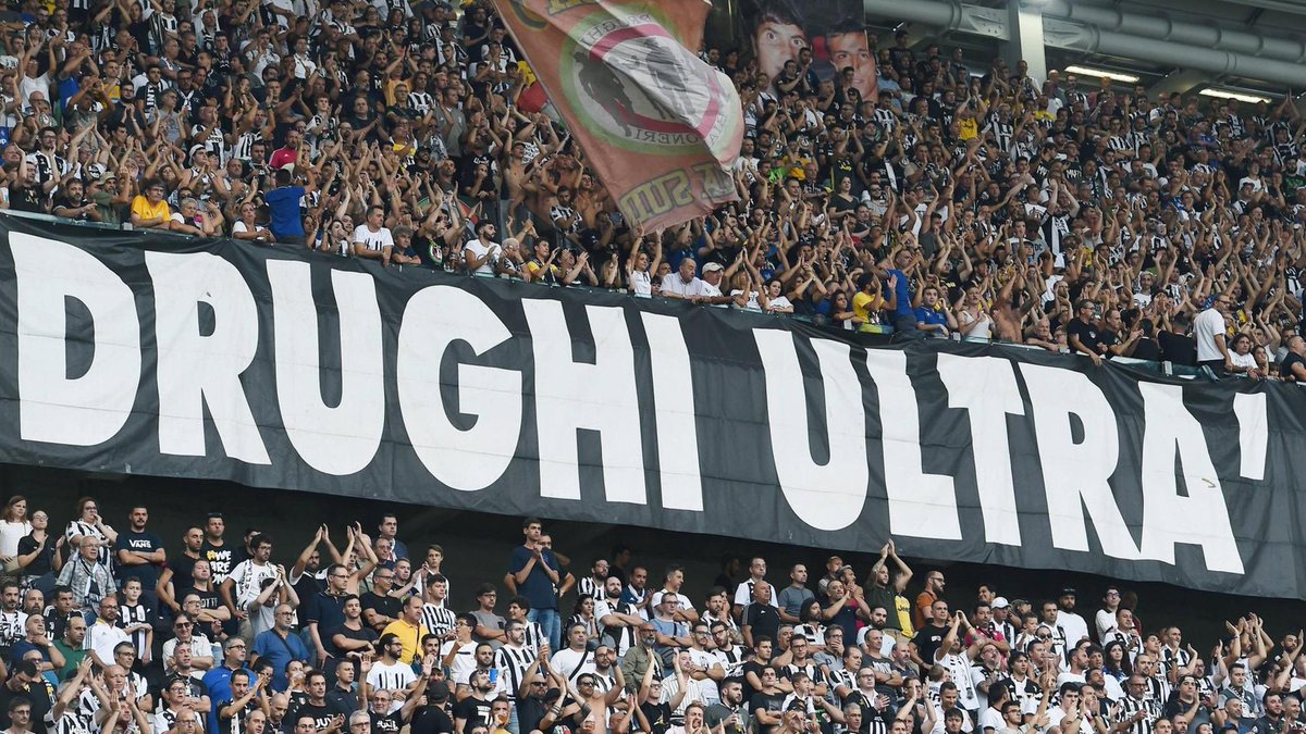 ultras1899_'s tweet image. 9 mai 2022 : décès de Domenico #Mimmo Scarano (61 ans), un des capi historiques des #Drughi Bianconeri, groupe leader de la Curva Sud des #ultras de la #Juventus. Bras droit de Gerardo "Dino" Mocciola, il avait été condamné lors du procès "Last Banner"
