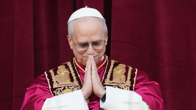 misionescuenca's tweet photo. "Debemos buscar juntos cómo ser una iglesia misionera que construya puentes y diálogo. Siempre abierta a recibir a todos, como esta plaza con los brazos abiertos. A todos los que necesitan nuestra caridad, nuestra presencia, el diálogo y el amor". #LeónXIV https://t.co/rPtrVce5Q4