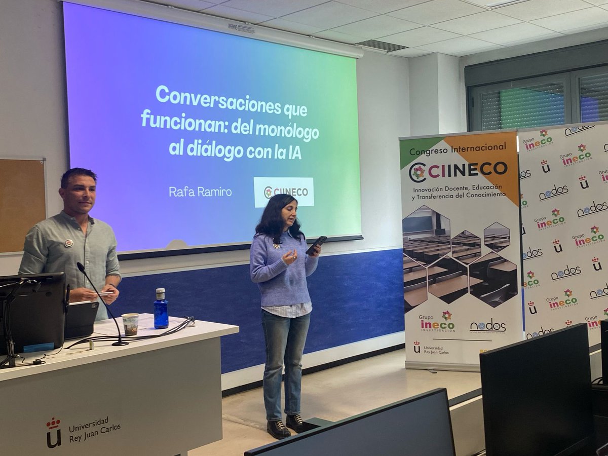 Primer taller presencial del día 2 del #CIINECO2025 con Rafa Ramiro que nos enseñado cómo entablar conversaciones enriquecedoras y eficientes con la #IA 🤖