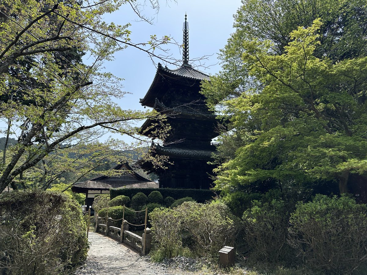 aimitadashi's tweet photo. 霊鐘堂に入り、重文の弁慶鐘を見た。江戸時代からそう呼ばれているようで、昔も名所としてのネーミングは大事だと感じた。その後、重文の一切経蔵と三重塔を見てから、唐院へ。4つの重文があるが、唐院内部は非公開。見れたのは、唐院潅頂堂と四脚門だけ。 https://t.co/IdcfRtYSSZ