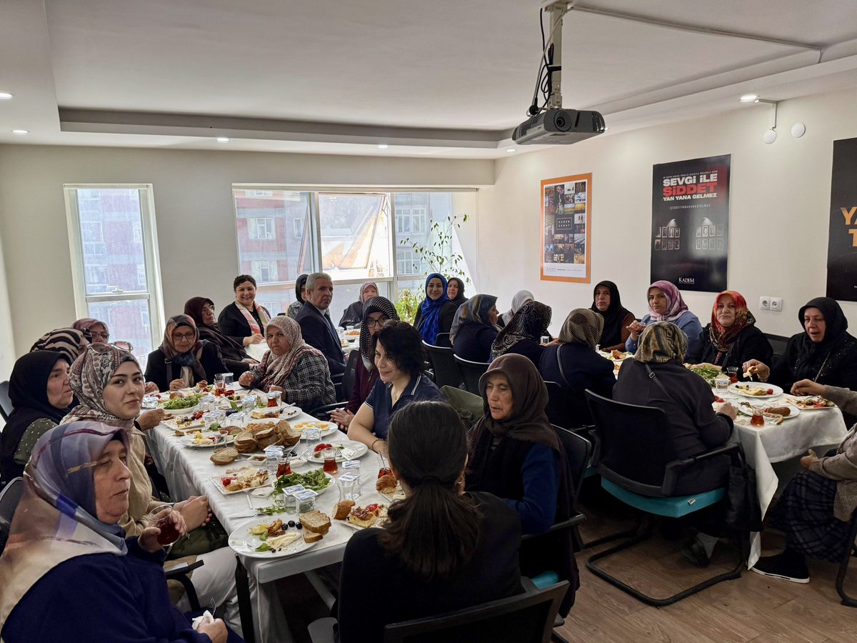 Şehit Annelerimizle Aynı Sofrada, Aynı Gönülde Buluştuk

KADEM Kırşehir Temsilciliğimizin düzenlediği kahvaltı programında, aziz şehitlerimizin bizlere emaneti olan kıymetli şehit annelerimizle bir araya geldik.

Birlikte aynı sofraya oturduk, gönül gönüle sohbet ettik. Onların