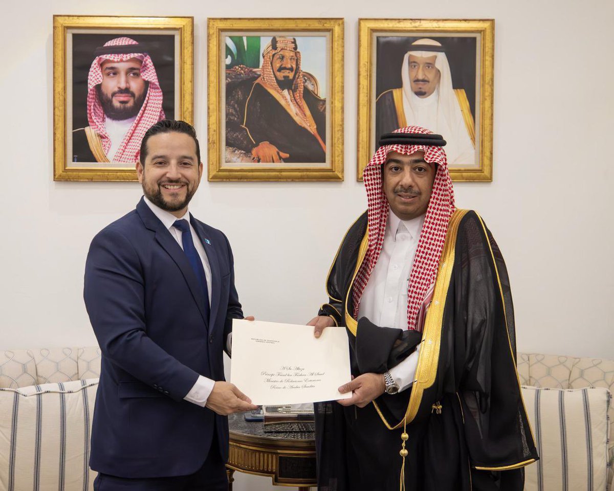 #GTinKSA | #EmbaGuateEAU hizo entrega de sus Copias de Estilo ante el Viceministro de Protocolo del Ministerio de Relaciones Exteriores de Arabia Saudita, que lo designan como Embajador no residente ante el Reino, con quien conversó de las excelentes relaciones bilaterales.