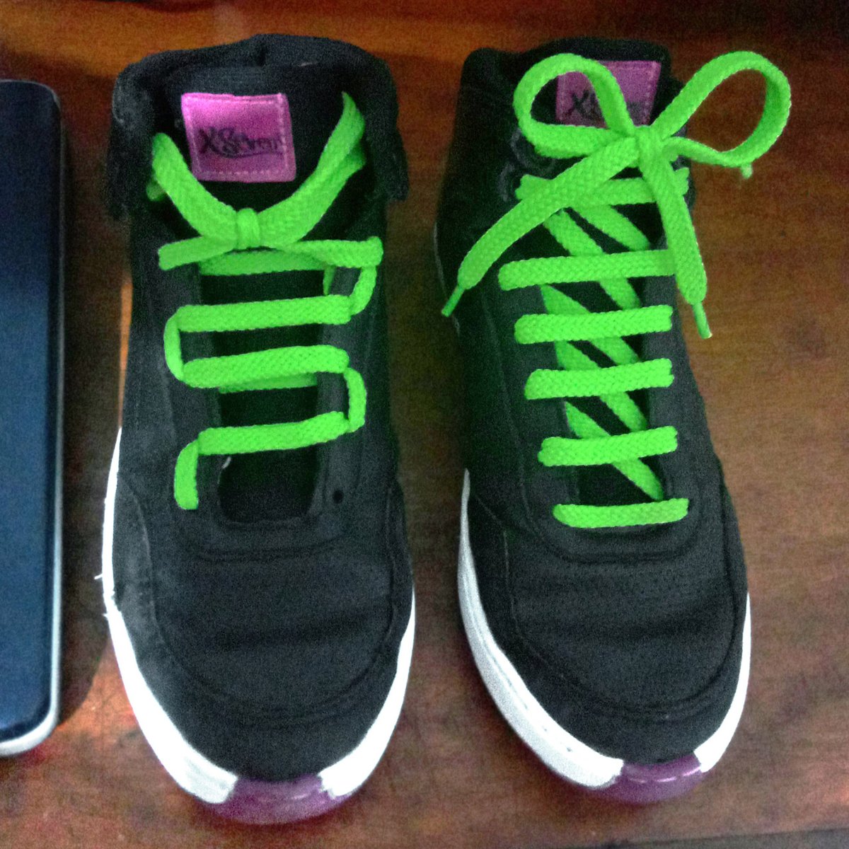 profshoelace's tweet photo. Today's shoe lacing photo was contributed by Jaque D. in Nov-2021. Black, white &amp; maroon X-Seven sneakers laced with green “NASA Space Boot” + “Sawtooth” Lacing.
#black #white #maroon #xseven #sneakers #green #nasaspacebootlacing #nasa #spaceboot #sawtoothlacing #sawtooth https://t.co/MmEE9ju3qu