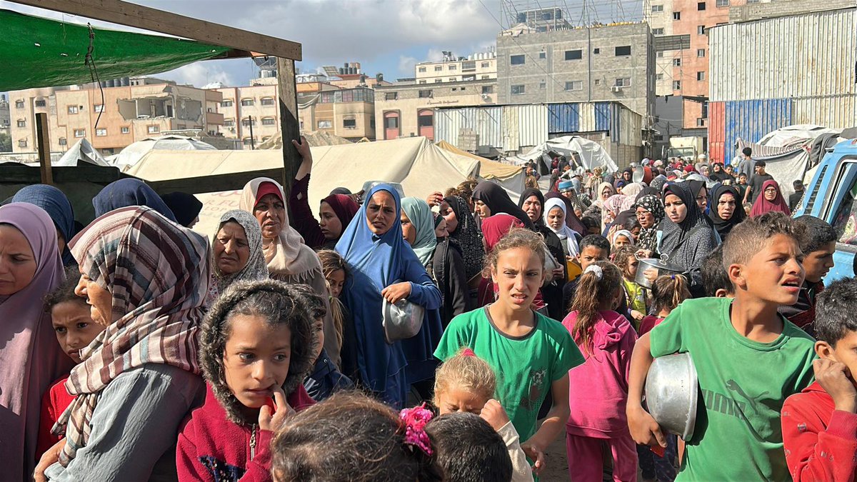 rahmetyardim's tweet photo. Tükenen Stoklar Gazze’de Yemek Dağıtımını Zorlaştırıyor
Rahmet İnsani Yardım Derneği Başkanı Hakan Erdem: “Gazze’de tükenmek üzere olan gıda stokları yemek dağıtımının önündeki en büyük engel.”
#gazze #gazzaunderattack #acilyardım #gazzaaid
https://t.co/MdtNlIc1lS https://t.co/iNKN3JaN2f