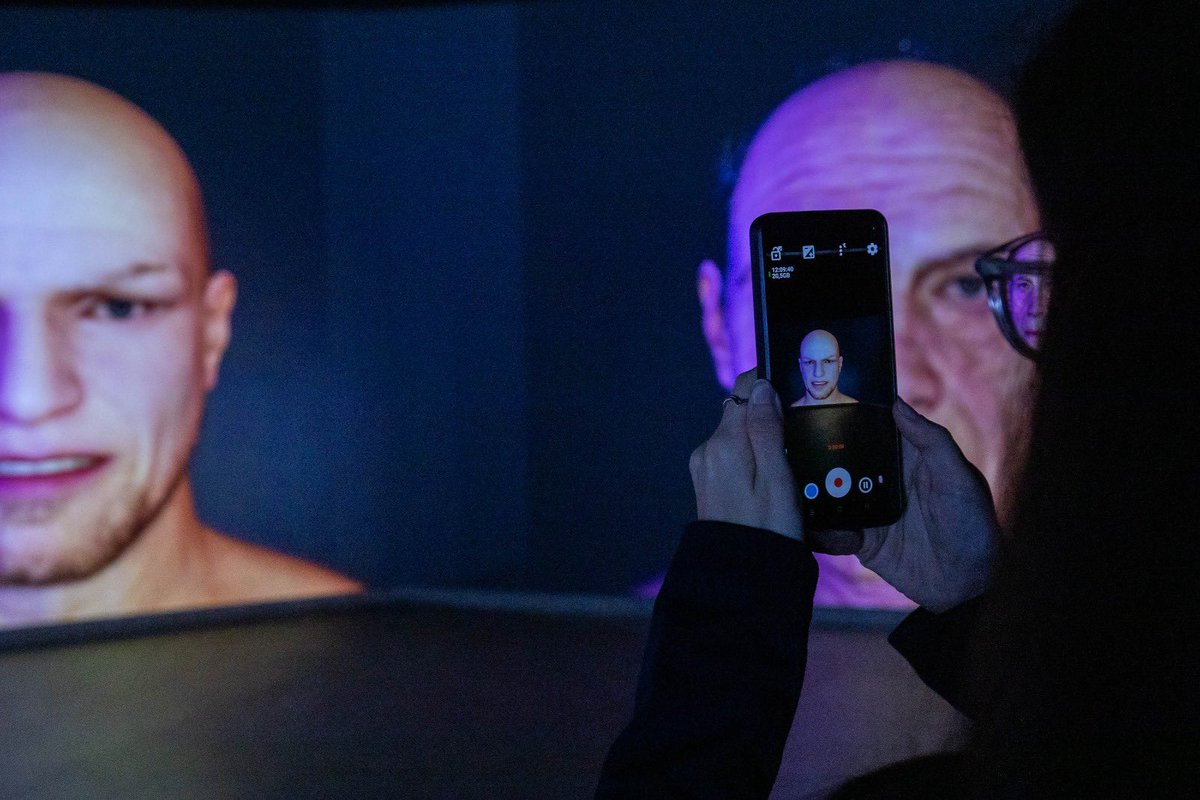 Nueva expo ‘Bits &amp; Bots: Imaginería digital. Construir la realidad en un mundo generativo’💻! Una reflexión sobre la desinformación, las opiniones y la IA.
▶️Organizada junto a <a href="/FundacionZCC/">Fundación Zaragoza Ciudad del Conocimiento</a>, con la cofinanciación de la Unión Europea a través del Pacto Digital Europeo.