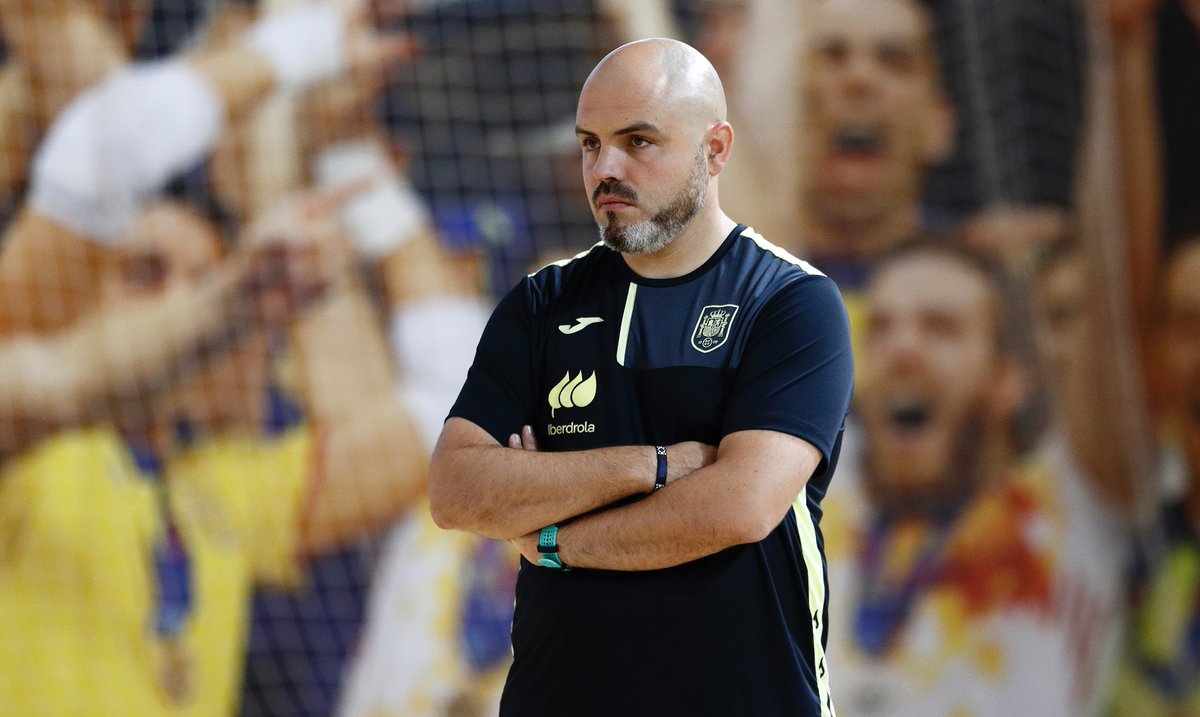 FutSalRFEF's tweet image. 🚨 Iɴ̃ɪɢᴏ Mᴀʀᴛɪ́ɴᴇᴢ ᴅᴀ ʟᴀ ʟɪsᴛᴀ ᴅᴇ ʟᴀ sᴜʙ-15 ꜰᴇᴍᴇɴɪɴᴀ

➡️ Las jornadas de entrenamiento se desarrollarán del 25 al 28 de mayo en Las Rozas

🔗 rfef.es/es/noticias/in…

#FutsalEspaña #NuestraBase