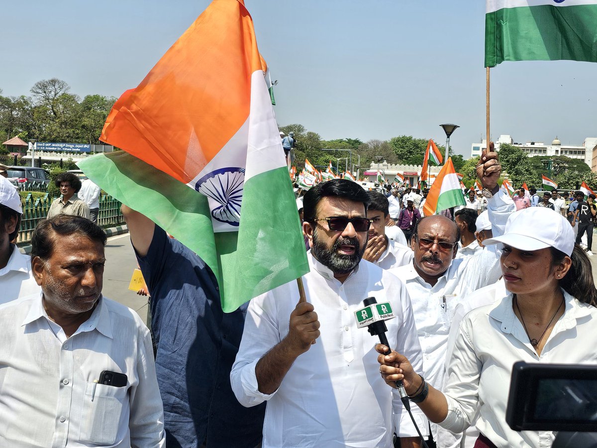 mlanaharis's tweet photo. ಪಹಲ್ಘಾಮ್ ದಾಳಿಗೆ ಉತ್ತರವಾಗಿ ಭಾರತದ ರಕ್ಷಣಾ ಪಡೆಗಳು ಕೈಗೊಂಡ ‘ಆಪರೇಷನ್ ಸಿಂಧೂರ್’ ಕಾರ್ಯಾಚರಣೆಗೆ ಬೆಂಬಲವಾಗಿ ಕಾಂಗ್ರೆಸ್ ಪಕ್ಷ ಹಮ್ಮಿಕೊಂಡಿದ್ದ ಬೆಂಗಳೂರಿನ ಕೆ.ಆರ್. ವೃತ್ತದಿಂದ ಚಿನ್ನಸ್ವಾಮಿ ಕ್ರೀಡಾಂಗಣದವರೆಗೆ ನಡೆದ “ತಿರಂಗಾ ಯಾತ್ರೆ”ಯಲ್ಲಿ ಮುಖ್ಯಮಂತ್ರಿ ಸಿದ್ದರಾಮಯ್ಯ ಮತ್ತು ಉಪಮುಖ್ಯಮಂತ್ರಿ ಡಿ.ಕೆ. ಶಿವಕುಮಾರ್ ಅವರೊಂದಿಗೆ ಭಾಗವಹಿಸಿದೆ. 

ಕಾಂಗ್ರೆಸ್ ನಾಯಕರು, ಸಾಹಿತಿಗಳು, ಚಿತ್ರರಂಗದ ಗಣ್ಯರು, ಪ್ರಗತಿಪರ ಹೋರಾಟಗಾರರು ಸೇರಿದಂತೆ ಸಾವಿರಾರು ಜನರು ತ್ರಿವರ್ಣ ಧ್ವಜ ಹಿಡಿದು ಮೆರವಣಿಗೆ ನಡೆಸಿದರು. ಈ ತಿರಂಗಾ ಯಾತ್ರೆ ಭಯೋತ್ಪಾದನೆ ವಿರುದ್ಧ ಭಾರತದ ದೃಢ ನಿಲುವನ್ನು ಪ್ರೋತ್ಸಾಹಿಸಿದ್ದು; ಭಯೋತ್ಪಾದನೆಯ ಬುಡಸಮೇತ ನಿರ್ನಾಮಕ್ಕೆ ಕೈ ಜೋಡಿಸಿದೆ.
#PahalgamAttack #OperationSindoor