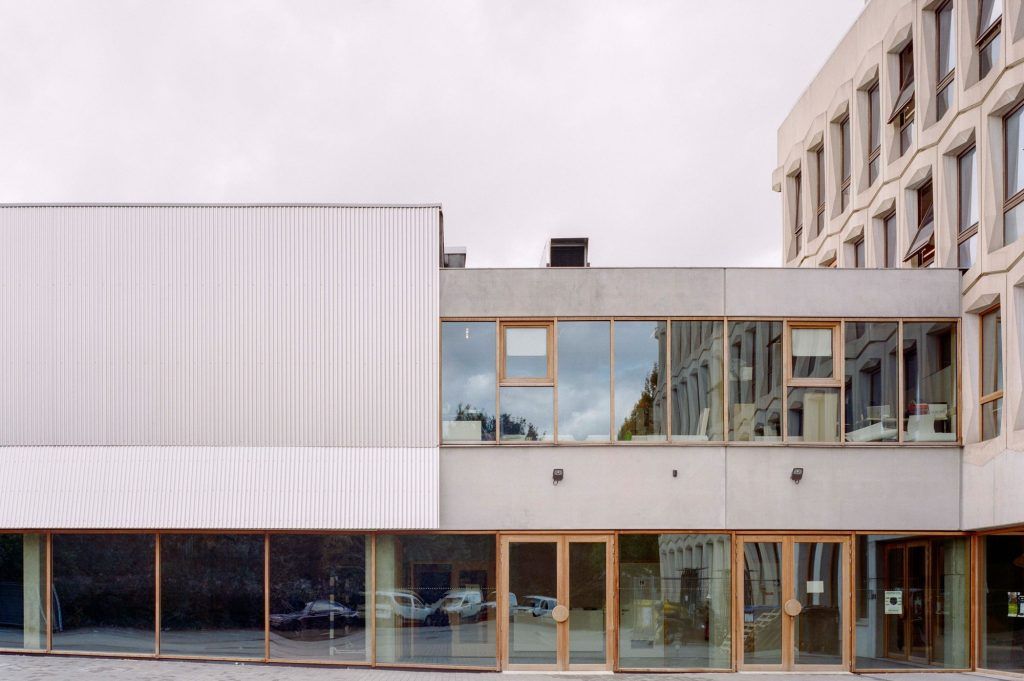 afasiaarq's tweet image. #AgwA  ift.tt/u29gzob | posted by afasia | daily entries on contemporary art and architecture #afasiaarchzine #afasiaarq | 

Karreveld . Brussels AgwA . photos: © Séverin Malaud Former offices are refurbished and extended to house a new secondar…