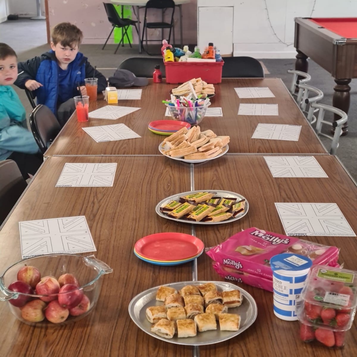 RVDT_Liverpool's tweet image. Our youth club commemorated VE Day yesterday with a special afternoon tea - strawberries and cream - and painted the Union Jack 🇬🇧 
A great way for young people to enjoy sports, games and lots of activities. Weds evenings. #youthclub #lessscreentime #busyandactive