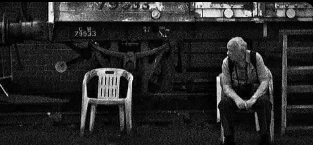 7itkr's tweet image. ان ضاقت الارض كان الحب ياسعنا
معقوله أيامنا صارت من الماضي ؟

كل ما جلست بـ مكانٍ كان يجمعنا 
يملاني الشوق من كرسيّه الماضي !