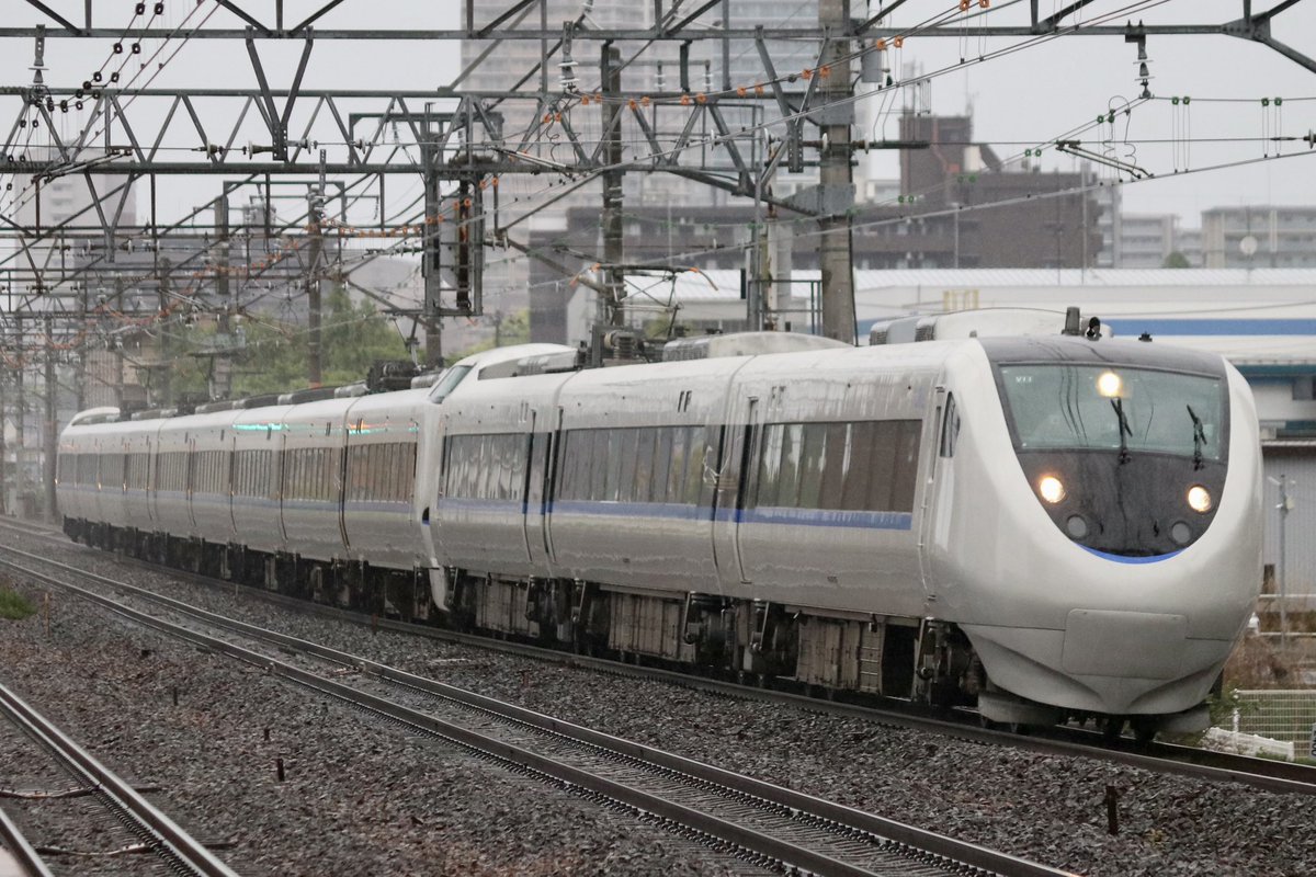 kumaaaaa485's tweet photo. 本日は湖西線運転見合わせにより琵琶湖線迂回となったサンダーバードを撮影😄
約10分で3本も捕獲😍
26号V11編成（+53min）
35号B33編成（+3min）
28号B42編成（+36min） https://t.co/tNkIiZFyUW