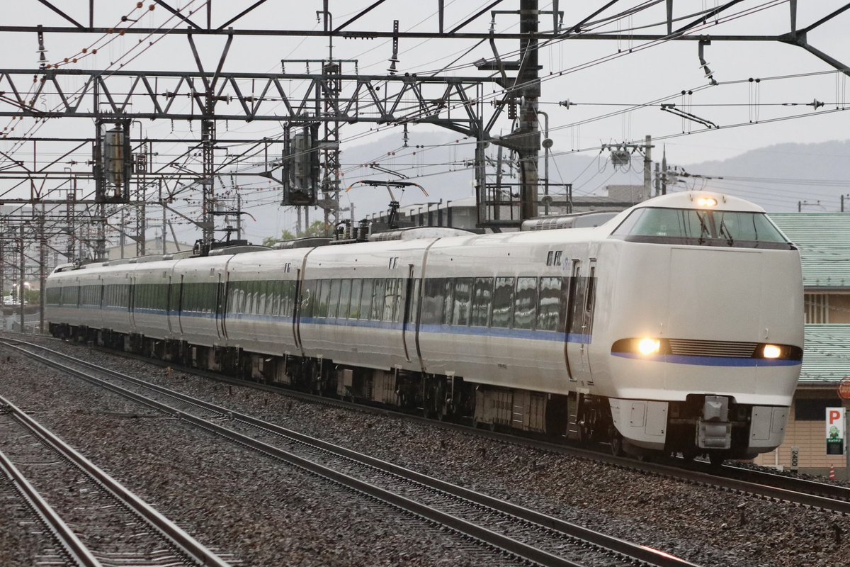 kumaaaaa485's tweet photo. 本日は湖西線運転見合わせにより琵琶湖線迂回となったサンダーバードを撮影😄
約10分で3本も捕獲😍
26号V11編成（+53min）
35号B33編成（+3min）
28号B42編成（+36min） https://t.co/tNkIiZFyUW