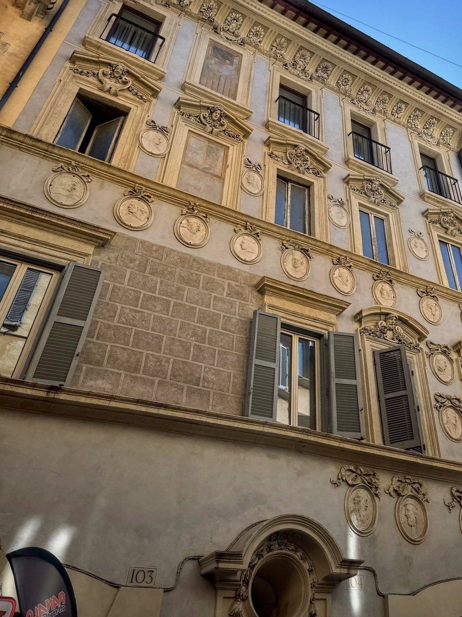 Nel cuore di Roma, in via del Governo Vecchio, c’è un palazzo che ti osserva con decine di volti scolpiti, affreschi sbiaditi e un’aura misteriosa, un tempo era la casa di un avvocato della Curia, oggi è il celebre “Palazzo dei Ritratti” #Roma #Rome
