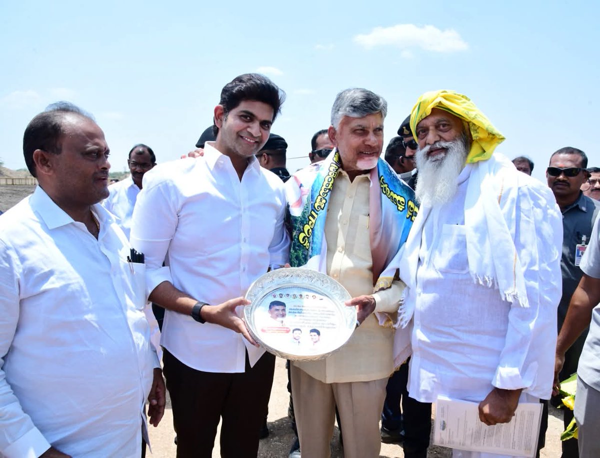 JCPRTDP's tweet image. నేడు ఉరవకొండ నియోజకవర్గ సీఎం @ncbn  పర్యటన సందర్బంగా చాయాపురం గ్రామంలో హెలీపాడ్ వద్ద దుస్సాలువతో సత్కరించి కలిసి జ్ఞాపికను అందించి నియోజకవర్గ సమస్యలపై వినతిపత్రాన్ని అందించిన తాడిపత్రి శాసనసభ్యులు జెసి అష్మిత్ రెడ్డి 
#adminpost