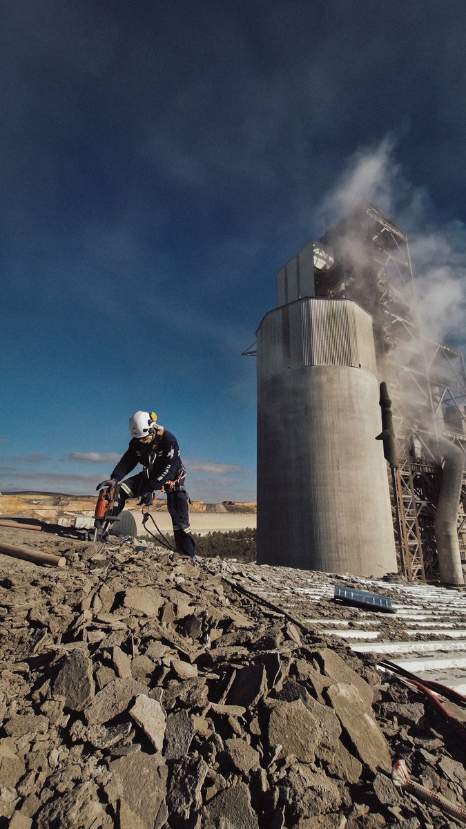 Çelik boyanın ömrü; yüzey hazırlığı, mikron kalınlığı ve hava koşulları kadar, uygulayıcının deneyimiyle doğrudan ilişkilidir.
📍 Eskişehir, Türkiye
🏗️ Proje: Çimsa Fabrikası

#ropeacces #zi