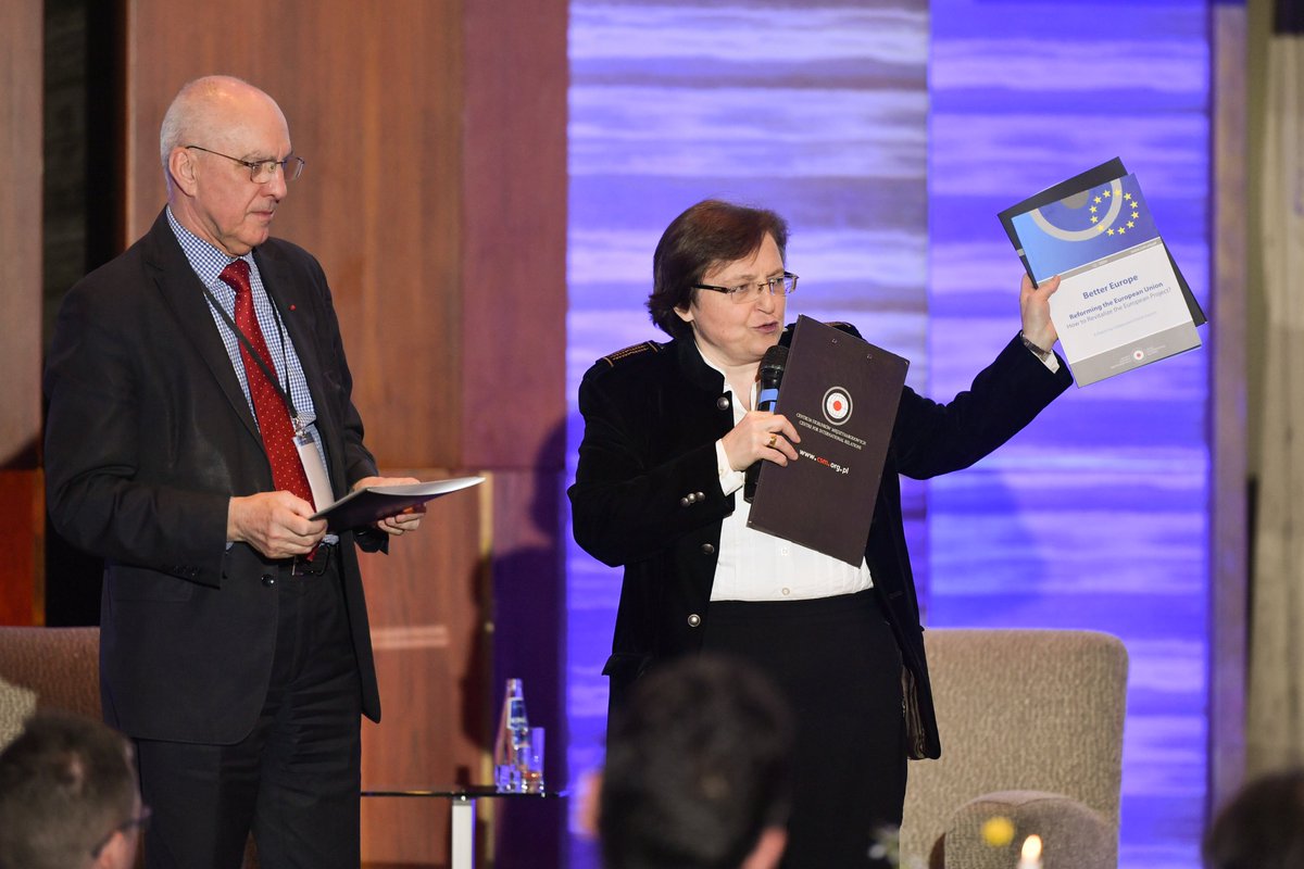 CIR_CSM's tweet image. Za nami pierwszy dzień THINK TANK Forum, zorganizowanego przez Centrum Stosunków Międzynarodowych we współpracy z Kancelarią Prezesa Rady Ministrów.

Konferencja rozpoczęła się uroczystą kolacją, w której wzięli udział przedstawiciele think tanków z większości krajów UE i krajów…